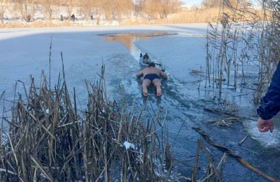 Герои среди нас: врач спас девочку, которая провалилась под лед
