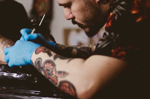 В Евросоюзе запретили делать цветные татуировки