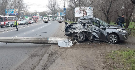Движение по проспекту Героев Украины перекрыто: легковушка сбила столб на проезжую часть