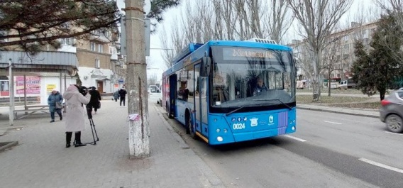 В каком из двух троллейбусов жительнице Николаева сломали ногу, выясняет полиция