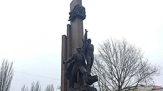 В Николаеве размышляют, как минимизировать следы ленинского комсомола на знаменитом памятнике в Ингульском районе