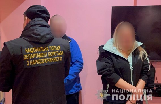 В Николаеве задержали девушку, которая организовала масштабную сеть по продаже наркотиков
