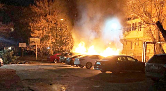 Стало известно, кому принадлежат автомобили, сожженные ночью в центре Николаева