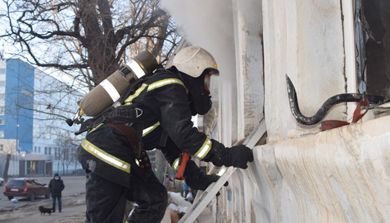 В Николаеве во время пожара спасли человека (фото, видео)