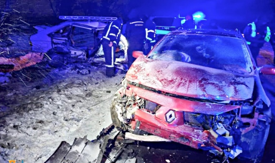 Авария у Коренихи: чтобы достать раненых, спасателям пришлось разрезать автомобиль