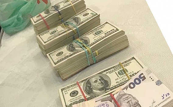 100 тысяч долларов наличными «неизвестного происхождения» нашли дома у задержанного на взятке замдиректора «Николаевоблэнерго»
