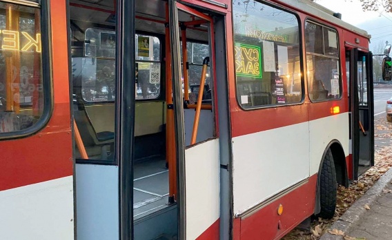 В Николаеве полиция разыскивает троллейбус, который сломал ногу пассажирке и уехал с места ДТП