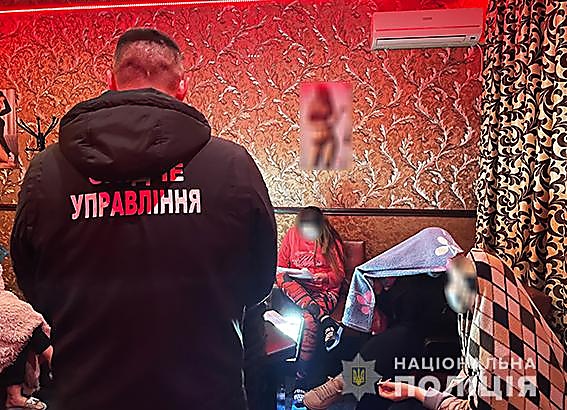 В Николаеве в «студии массажа» подглядывали за клиентами