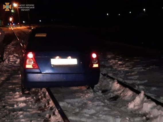 Ночью в Николаевской области бесхозный автомобиль перегородил железнодорожную колею