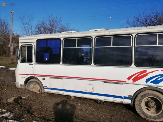 В Николаевской области трясина засосала пассажирский автобус