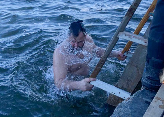 В Николаеве на Крещение святили воду и окунались. Фото