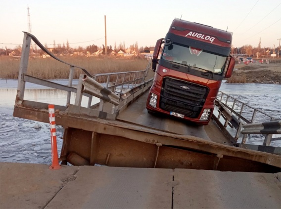 На Николаевщине фура опять подломила понтонный мост