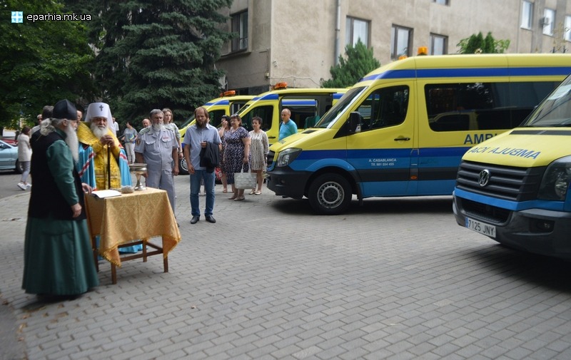 Митрополит Питирим освятив і передав 5 машин швидкої допомоги для медичних закладів Миколаєва