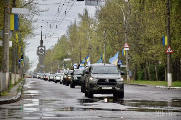 В Николаеве провели автопробег с флагами ВМС