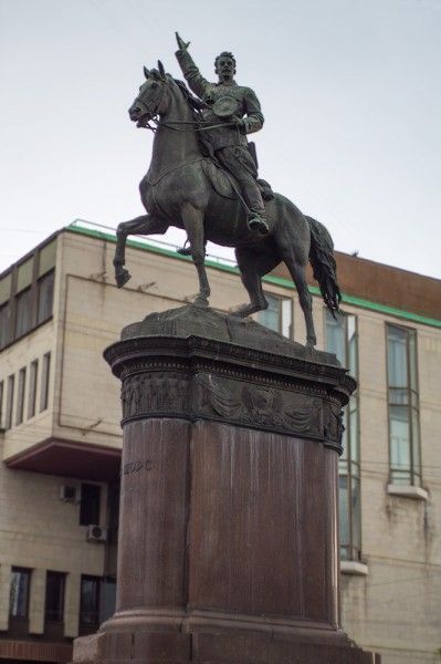 В Киеве хотят Николая Щорса снять с памятника, а бронзового коня оставить