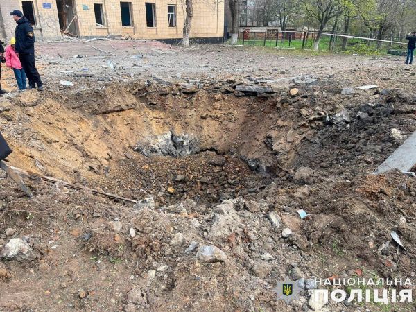Полиция Николаевщины документирует последствия ночного ракетного удара по Снигиревке. Фото