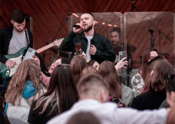 В Николаеве выступил с концертом поп-певец LAUD