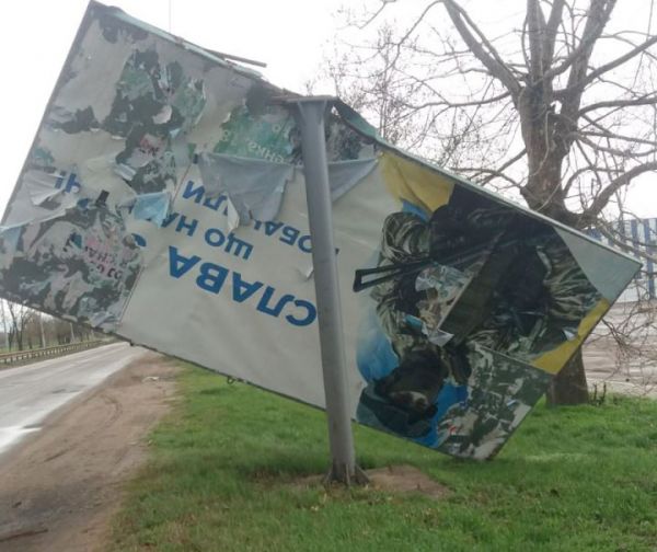 С николаевских улиц убирали еще несколько аварийных билбордов