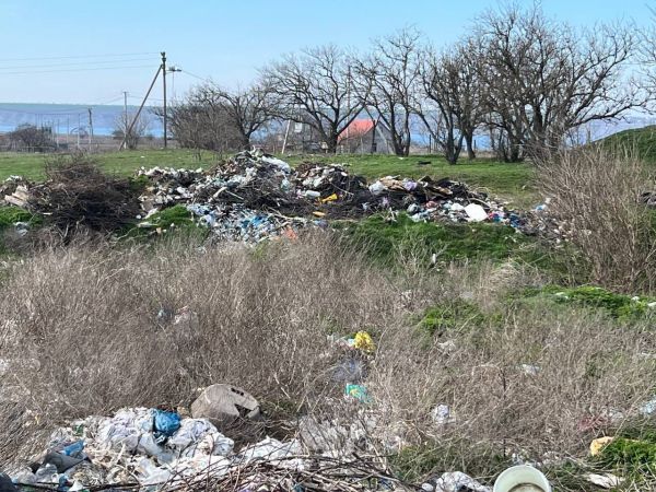 На Николаевщине жители села у лимана загадили берега и овраги своим мусором
