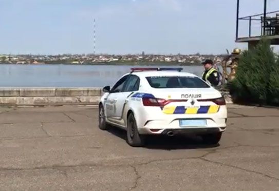 В Николаевском яхт-клубе полиция будет гонять водителей, которые ездят по пешеходным дорожкам