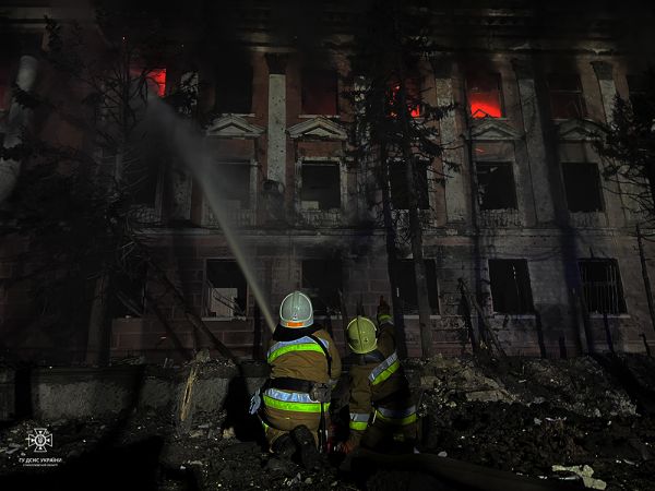 В Николаеве сто огнеборцев тушили ночные пожары и помогали горожанам после обстрелов