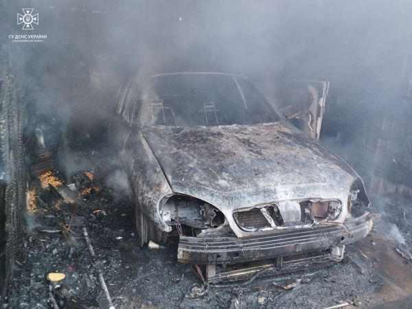 В Николаевской области вместе с гаражом сгорел легковой автомобиль