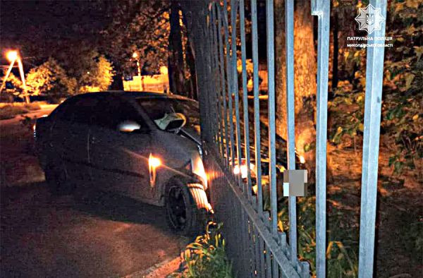 В Николаеве пьяный водитель протаранил забор