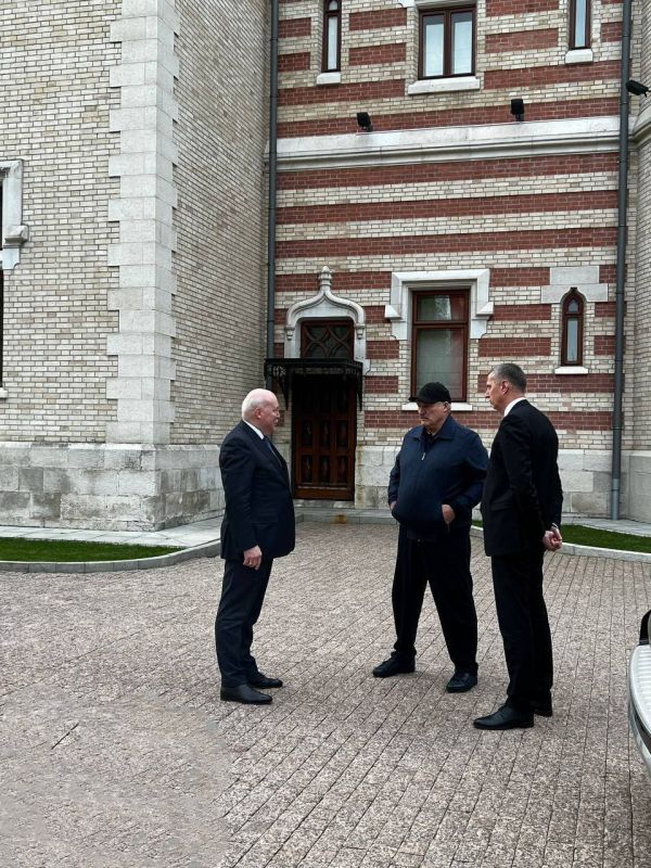 Лукашенко прибыл в Москву с «рабочим визитом» в рабочей форме. Фото