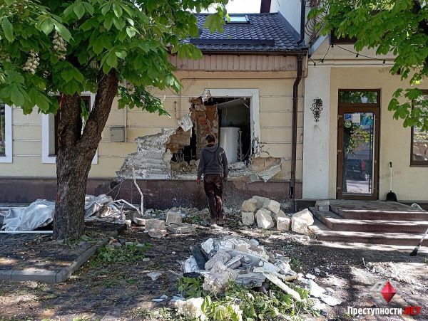 В центре Николаева грузовик пробил стену здания