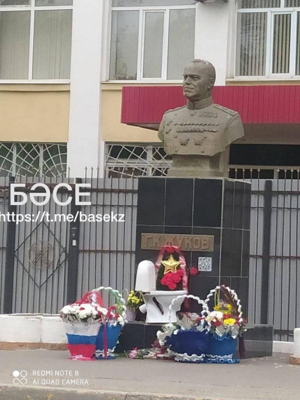 У памятника маршалу Жукову в Казахстане 9 мая установили унитаз