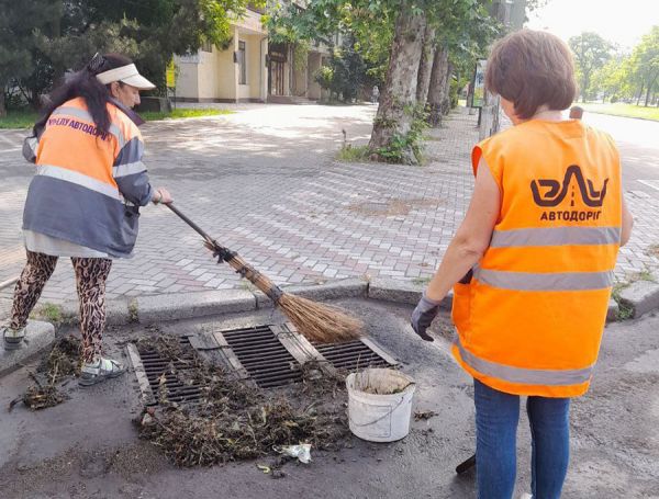 После ливня николаевские коммунальщики чистят дождеприемники