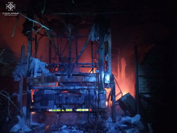 До утра пожарные тушили пожар на месте вражеского прилета в Николаевской области