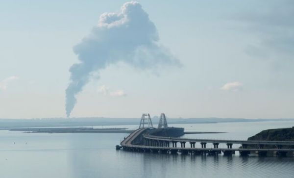 Столб дыма на нефтебазе в Краснодарском крае виден через Керченский мост, огонь тушат 5 пожарных поездов