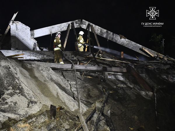 Ночной пожар после ракетного обстрела тушили 30 николаевских огнеборцев