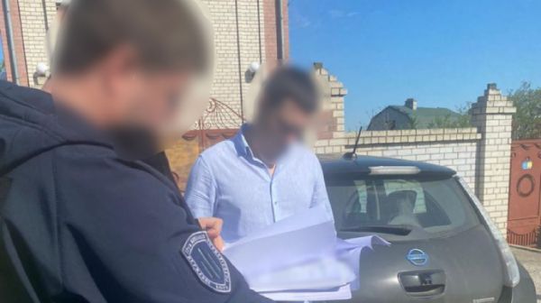 Бывший работник окружной прокуратуры в Николаевской области подменил 118 тысяч долларов вещдоков на фантики