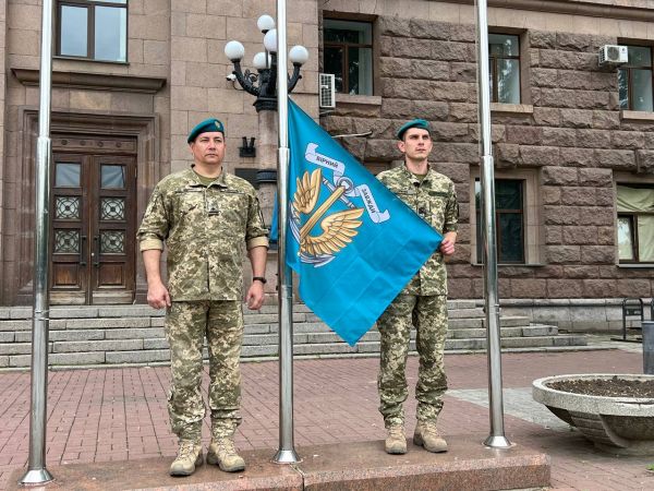 На флагштоке возле мэрии Николаева морпехи подняли флаг