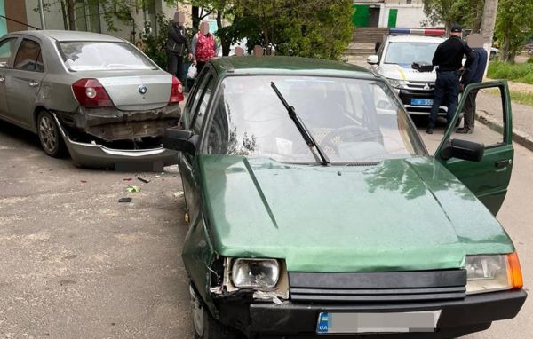В Николаеве двое пьяных водителей разбили припаркованные автомобили