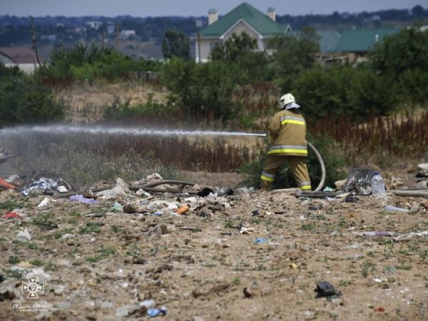 Под Николаевом мусорную свалку тушили 13 огнеборцев