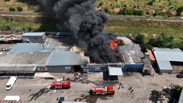 В Николаеве потушили пожар на авторынке: горели мастерские, склады и автомобили (фото)