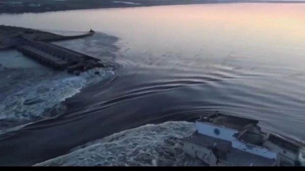 Взорвана дамба Каховской ГЭС