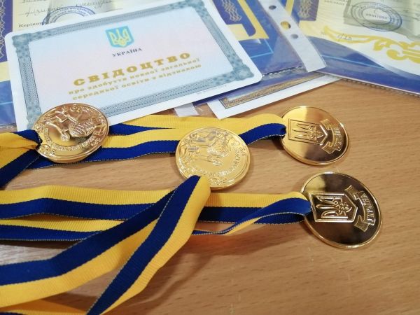 В Николаеве 147 выпускников окончили школу с медалью (фото)