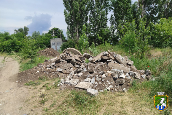 В Южноукраинске фирма депутата горсовета устроила на окраине свалку строительного мусора