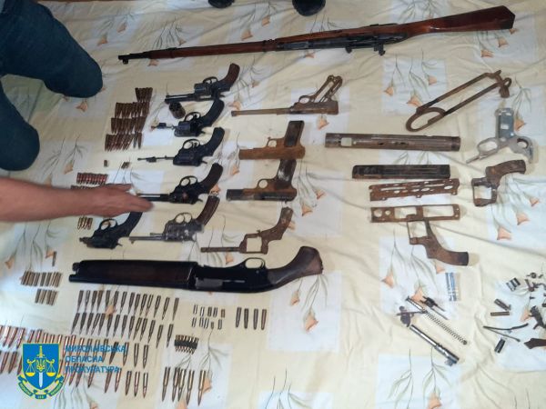 У николаевского пенсионера нашли огромный арсенал оружия: что изъяла полиция