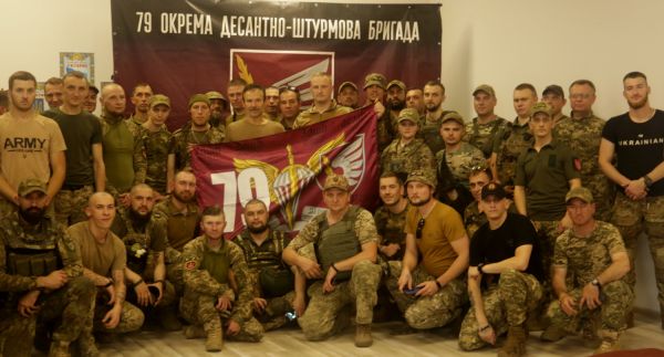 Святослав Вакарчук выступил перед десантниками николаевской 79-й бригады