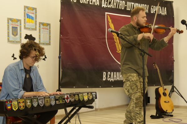 Десант двинулся к бойцам Николаевской 79-ки с гитарой и скрипкой