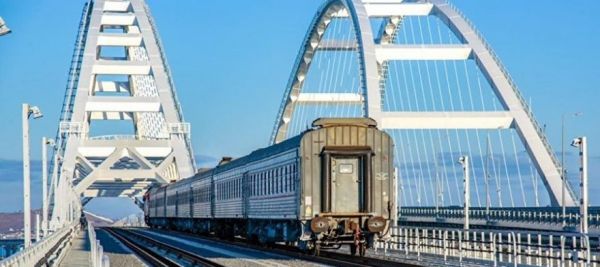 Поезд на Москву смог проехать по поврежденному Крымскому мосту, – росСМИ