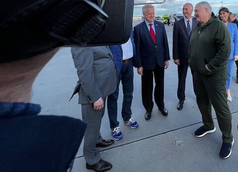 Лукашенко прилетел в Санкт-Петербург на встречу с путиным в спортивной форме