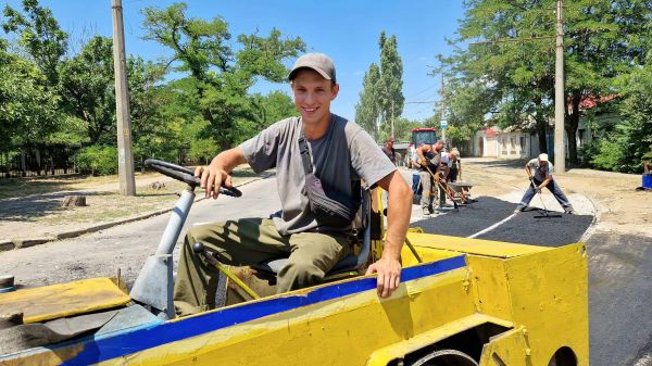 В Николаеве коммунальщики наводили порядок на дорогах города