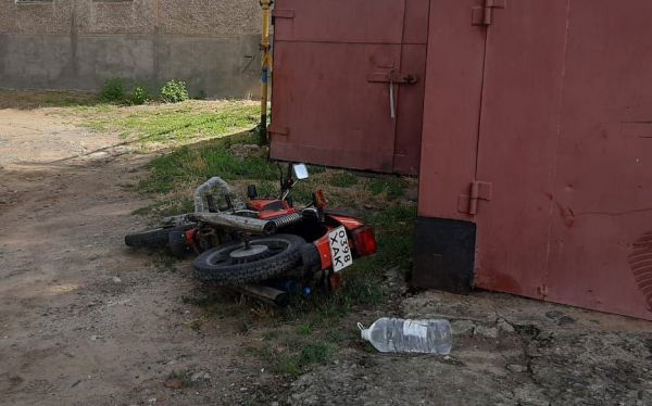 В Николаеве пьяный мотоциклист врезался в машину патрульной полиции
