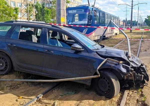 В Николаеве автомобиль на остановке общественного транспорта сбил двух горожан